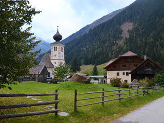 Kirche-mit-Gasthof